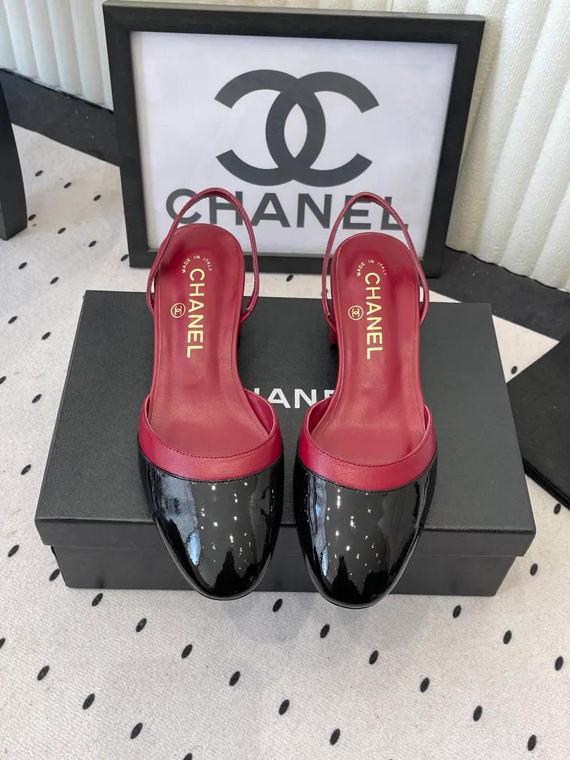 ChanelThe sunny shoes are empty after spring Xiao-kiang 26CThe craftsmen are so happy with the summer. Designed a lavish, elegant step in the shape of a tack.. The classic back-air cut-down release the ankle line. Make the leg contour more compact. It's good to be tall. Visual length stretch ratio And use brand-style shoe designs to reduce walking pressure.. The pair hidden in the heel.C Low profile brand recognition.. Whether it's a little black dress or not, it's a dinner. Or do you build a commuting pattern with your legs? I can do that.“I'm not a bad girl.”The tone. InterpretationChane*The style of high sex.. Facework customized leather with original The inside feet are all sheep's skin. Italian imports are so thick. size: 35-39（40/41Custom）