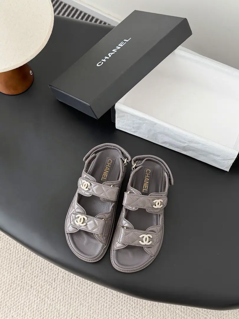 [ That's a little skin.+30 ] 🏧𝗖𝗛𝗔𝗡𝗘𝗟 New magic with the classic sandals. Top Quality Original Customise Requisition level！ All the colors are in my house.！ Import of specific flour+Foot./The inside sheep.+Rubber bottom Original hardware button design, It's simple and fashionable. All with cabinet top packing！ Size:35-41 [40.41Do it.]