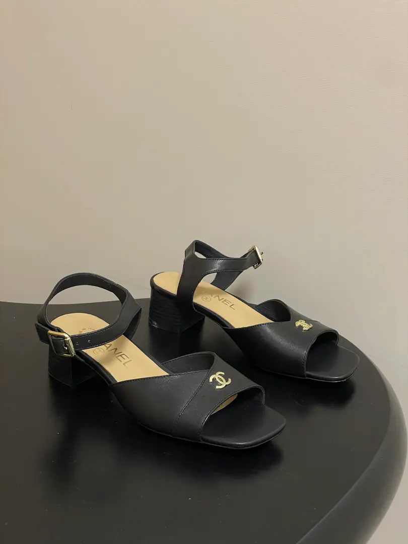26SsSpring and summer.ChanelKaori! Classic doubles.CSlip a pair of short and fishy shoes with a empty Mary Jane. The best Mary Jane of the season is a big blow., Every issue of Mary Jane is taken., This year's closet.TopIt must be his., You're so skinny on your feet., I really love it., The sisters must buy it.！ Shoe.: Bullskins./Lamb skin. Inside, put your feet on the inside.: Lamb skin. He's tall.: 4.5cm Shoes under the sole.: Italy is a big-ass country. Codes: 35-39（40I'll make sure I don't change it.）