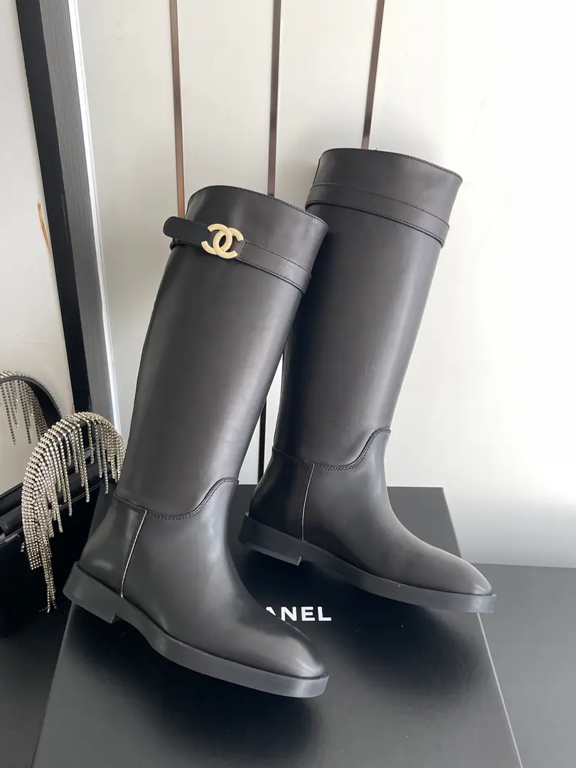 It's like a leather./That's a little skin. 🏧𝐂𝐡𝐚𝐧𝐞𝐥 Top new item. Original metal belt with knights' boots. DoubleCMetal belts, snap your eyes. The boots are so delicate and bright. The upper leg second becomes the straight leg.💃 Facework customized leather with original The inside feet are all sheep's skin. Italian original import base size: 35-41 [40/41Custom]