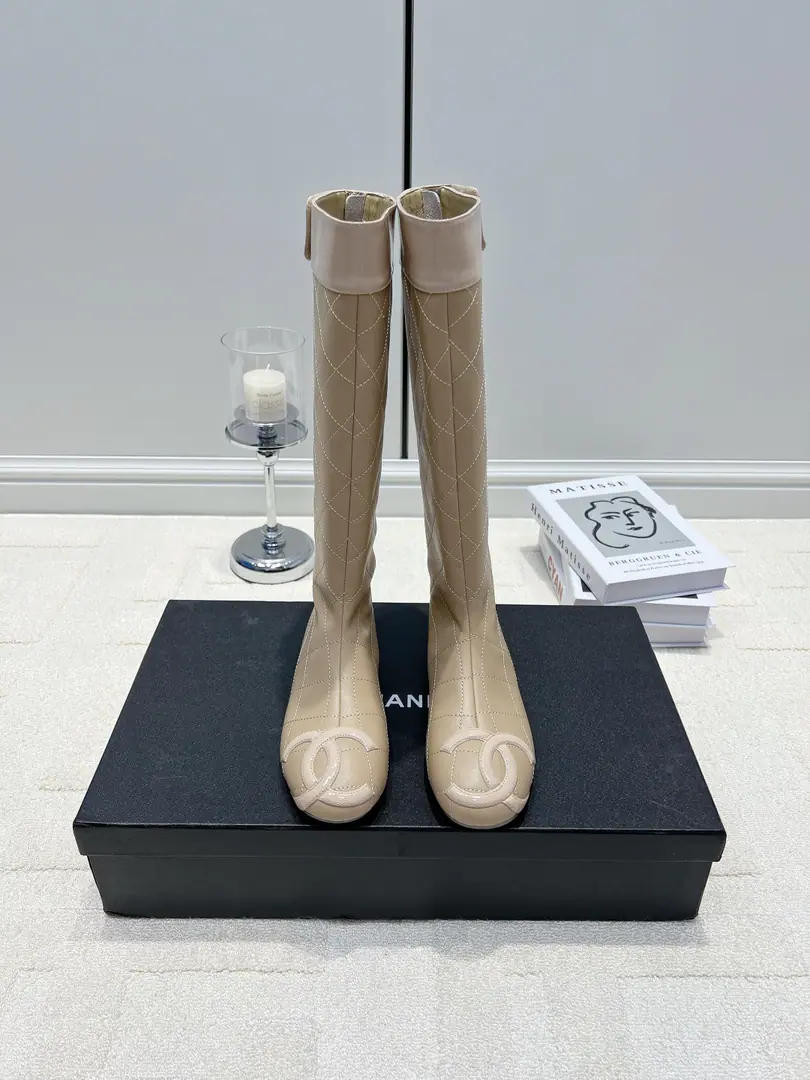 G CHANEL Cheinelled tea-dryed diamond-lined high-light knights boots.26ss Miss Be gentle, the Queen's boots. Chanel's milked tea and the diamond boots are so elegant. Low-saturated tea is so sweet and so expensive., Meadard wears a single suit. The classic diamond-grew stitches all over., Chanel's feeling like a real thing. The boot-tocking style is so unwieldy., Modified calf muscles., Nice legs. The flat-bed design is free of stress., I've been running around all day without a foot. Back zipper through the back., The boot's skin is scratched and the details are very strong. With coats., A long knitting., Half a skirt., They're beautiful for a pair of jeans. French., Daily commute, Autumn travels with a little bit of a squeeze. ▪Shoe.: Episode of cattle ▪Foot.: In the sheep's skin. ▪Otsumi!: Rubber Bottom ▪Codes: 35-40（40I'll make sure I don't change it.）