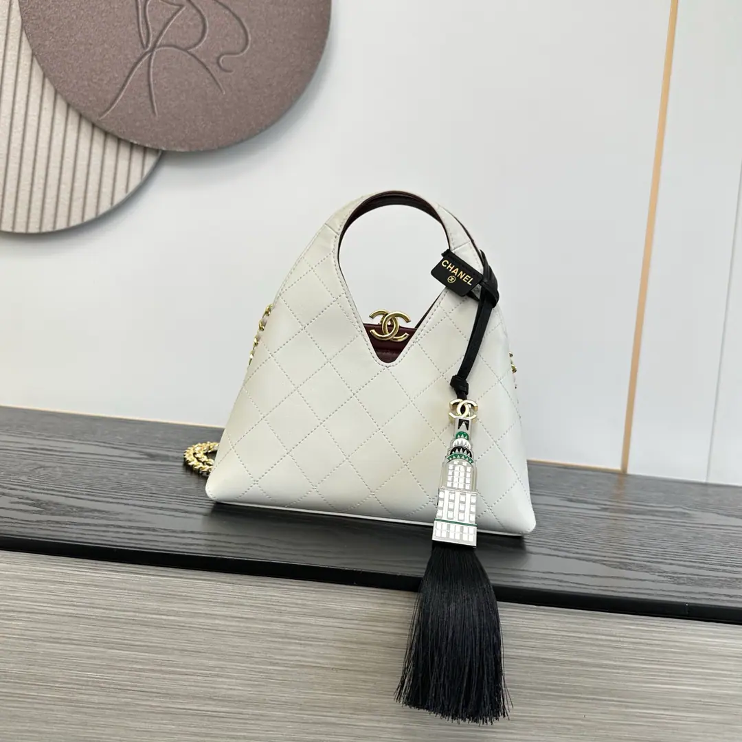《Mini 》WhiteOHANEL🚩🚩🚩26AWho's carrying the Black Golden Triangle bag of the Advanced Handicrafts?🌟Who's the senior?！It's a real second of falling., You have that kind of lazy and casual stuff.🤩🤩🤩The old French money., It's perfect.！This bag is the tip of my ass.HoboPackage, Super-unique., Walking on the street is not worried about the bag.！The diamond-strip black skin wears a high-glossy sense of light., The point is, it's got a red line., Just a little bit., The golden double.C Logo, The little sexy thing with the puncture is really good at women.！Don't look at it as a little bit of a prism., ⛓️⛓️It's really a really good capacity.！Daily air cushions, Lipstick, Cell phones, The keys are all in the car, and there's no pressure.. And it's a handheld design., And the classic skin-laden chain next to it., Both🉑️Single shoulder., And it can be straight.🉑️Hands., Styles to switch at random！！Dimensions: 23-23-7cm