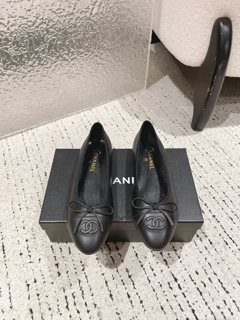 🏧𝗖𝗛𝗔𝗡𝗘𝗟Newest DoublecButterfly knots. Ballet shoes. Top Quality Original1:1Repeat Imported raw custom materials on footwear I'm putting my feet on the inside and growing a sheep's skin. The original open-up is really a big-ass custom. Size:35-41 [40/41Custom]