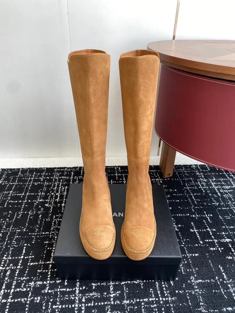 Requisition level Short boots. High boots. Chanel 25SS New paragraph Sling chains and boots. High boots. This is a very thick shot of the O.S.A., insIt's a fire too., The overall line flow remains the same as the original., It's so charming., I believe a woman of taste will see it., CHANE*LThe series never fails., The goddess's sharp object. These.2025The new girls, Ko and Mako, have thick Chelsea boots., It's just a long time for my aesthetics.！Use of high-quality leather matter, It's full of flesh., It feels so good.. The thick bottom design is not just a matter of increasing weight and weight., He's still walking.. A simple Chelsea boots., It's a bunch of styles., Whether it's a pair of jeans or a little dress., It's a very easy way to build a different style.. Wear it for spring fall., It's warm and beautiful., It's a magic instrument that has a fashion and practical existence. Shoe.: Bullskins. Uchi.: Lamb skin. Otsumi!: Italy is a big-ass country. Size: 35-41（40.41Custom without re-offer）