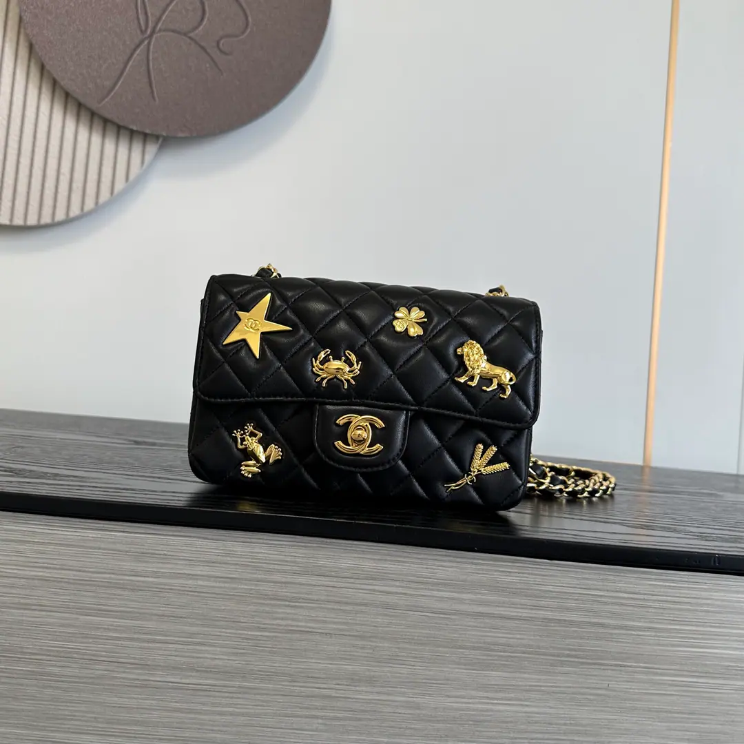 Mini 20CM！💠💠💠OHANEL🚩🚩🚩26BEmblem. CF​​Black diamond sheep.🐑The gold metal badges were all over it.——🌟Stars, Butterfly., Lions., Crabs., Four leaf grass., 🪞Chicken., Makio!, All of them are symbols of the word., The whole bag is like putting French culture and Chanel's story on it.. The season's a very high-profile year., 👀It's extremely recognizable., You don't hit a bag when you go out.. 🤩The gold badge is very picky on the black leather., It belongs to the existence of the person you can see at first sight.. But the routine use of this carving badge is to be noticed.: The metal badge is more visible., rijden Or scratch it against the wall., Try to avoid acute contact with gold hardware, which can be oxidized with its use., Better pack it in a dustproof bag when you're in storage.！Overall weight, Compared to standard CF We'll sink a bit.！Dimensions: 25.5 cm！Mini-Man.: 20cm