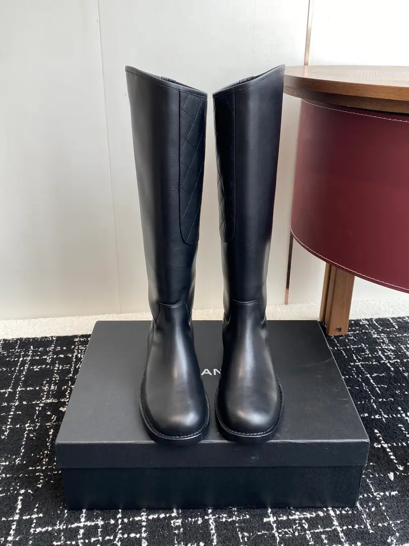 Requisition level Chanel Chanel.25Autumn A knight with a high boot.！Cowboy boots, backstuff boots, west boots.！ A unique Wester Boots Design A smooth curve, The edge of the irregular is like a free line in the wilderness.！It smells like sex.. Let every step be undisturbed and delicate.！ Whether it's a pair of accelerator suit pants or not. ♪ Make the city cool, wind ♪ Or a dress that's a little more like it. ♪ Collapse into the beauty of a tender symbiosis ♪. Or with jeans. The western scene of the original juice.！ The shoe face is imported into the cow skin. The insides are covered with water and skin. Italy is a big-ass country. Size: 35-41（40 41I'll make sure I don't change it.）