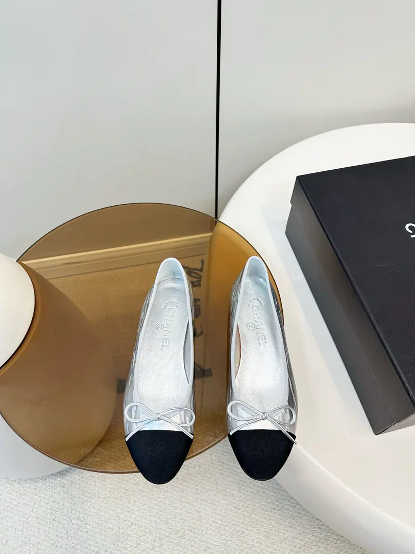 Chanel｜Chanel.25SMetal ballet shoes.​​ ✨Chanel.25SMetal ballet shoes., DoubleCThe embroidered shoe head is swirled., Butterfly Node, It's a very elegant and recognizable thing.！Shoes long., Round Head Design, Get some air inside., Spring and summer are so comfortable.～Lightly and flat., Telecommuting, Shopping., You can easily ride on a date.👠. The silver light is full., You're all very colorful in skirts and jeans., The French romantic atmosphere is filled with a sense of direct tension.！ Shoe.: Metal-coloured sheep. Uchi.: In the sheep's skin. Italian skin. Codes34-42（34.40.41.42Make a reservation.）