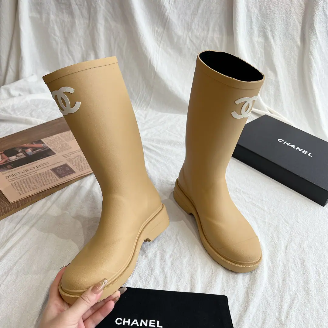 Long cylinder❗Don't do it. Chanel boots.（Rubber vulcanization version-It's seamless.) Original purchase, The Great Golden Construction CHANELTop-level version of the sulfification process for rubber without seamline ⭕Rubber vulcanization production process, Same as original. ⭕Environmentally friendly rubber material, It's all right., Same as original. ⭕No seams., Same as original. ⭕The soles and boots are a combination of cold glue., Non-one-time formation, Same as original. Codes: 35-41Code【Standard Code】