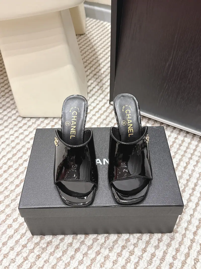 Requisition level CHANELChanel. 2026 Spring and summer. High heels Fashion Shoes. ✨ChanelBlack and white and sandy., 26CSeries, Sleek shoes., It's a classic double.CMetal marking, It's a very good brand recognition.！Toe-draw.+Bold and structural, Comfortable and fashionable., It's easy to ride in a regular or official setting.👠 Fits for multiple feet, You can fit in your skirts., French grace is easy.get！Black paint and cleaning., It's recommended to avoid contact with sharp objects.～ Size: 35-39（40.41Make a no-refund order.）