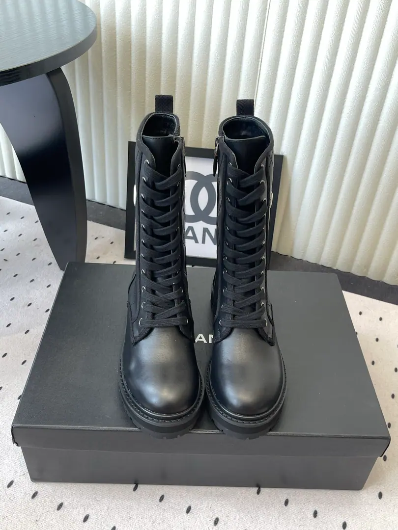ChanelDoubleC- A pair of flat-skinning Martin boots. When it's rough, the regenerative sense of impact is high quality. These boots are fashion notes that cross time and space.. The pair hidden on the side of the shoe.CMarking Let brand recognition be revealed in detail. Dark design - I'm sorry."High-slender mythograph". Ratio of T-shirt-type precision to leg Whether it's a pair of jeans or a regular pleasure. Or a fine suit and a show-off. Or hit a paralytic dress. It's easy to be a hundred keys in the closet. ♪ Through the autumn and winter ♪. Facework customized leather with original The insides are all sheep's skin. Original modeling, slide-proof floor Size: 35-39（40/41Custom）