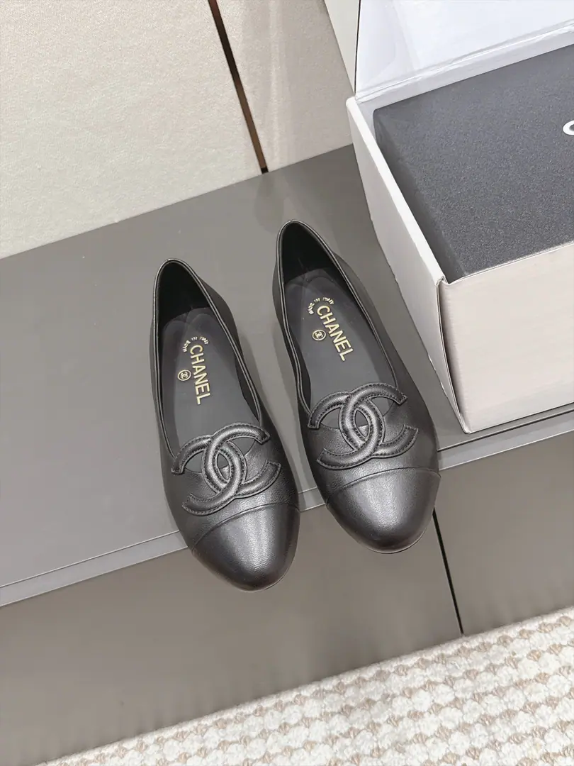 Requisition level Chane*26/The new early autumn. Singles with Color Parsed A classic flat-bed shoe with a gentle and gentle taste for the beauty of the woman., Round-and-shoes with a bump-and-slip-head design., Shoes. Empty.CThe logo is very impressive., A simple version never obsolete, The dress cabinet just needs a single item.. A classic never-ending 100-dollar loan., Integration of French grace and everyday utility, Comfortable with color and comfort, It's easy to ride, either on a daily shift or a leisure trip., It's a treasure shoe that can be worn repeatedly and over the years.. Shoe.: Lamb skin. Uchi.: Lamb skin. Otsumi!: That's a big one. size: 35-41Code（40, 41Code custom is not to be changed）
