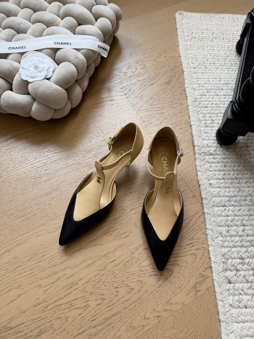 Chanel 26cThe early spring high heels.！ Top Version！We'll have to sell it first.🆕 That's a big one. Silk on the shoe. The inside sheep. Codes: 34-40Custom without re-offer