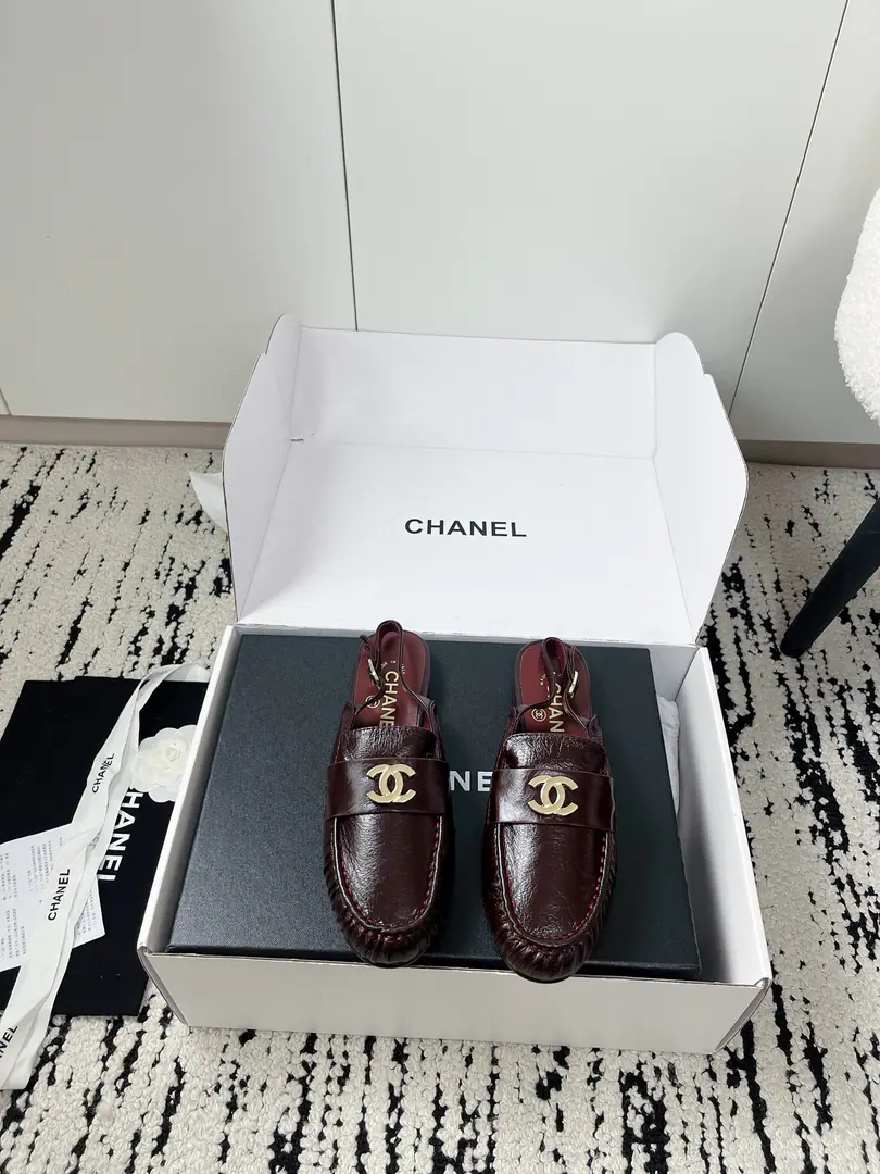 🏧𝗖𝗛𝗔𝗡𝗘𝗟Top Quality The old man is wrinkled and has slippers after leisure. DoubleCMetal buttons low-key light. The little sheep's skin is soft as a cloud. Facework customized leather with original The inside feet are all sheep's skin. Italian imports are so thick. Top35-41 [40.41Do it.] [⚠️Need a plane box.+]