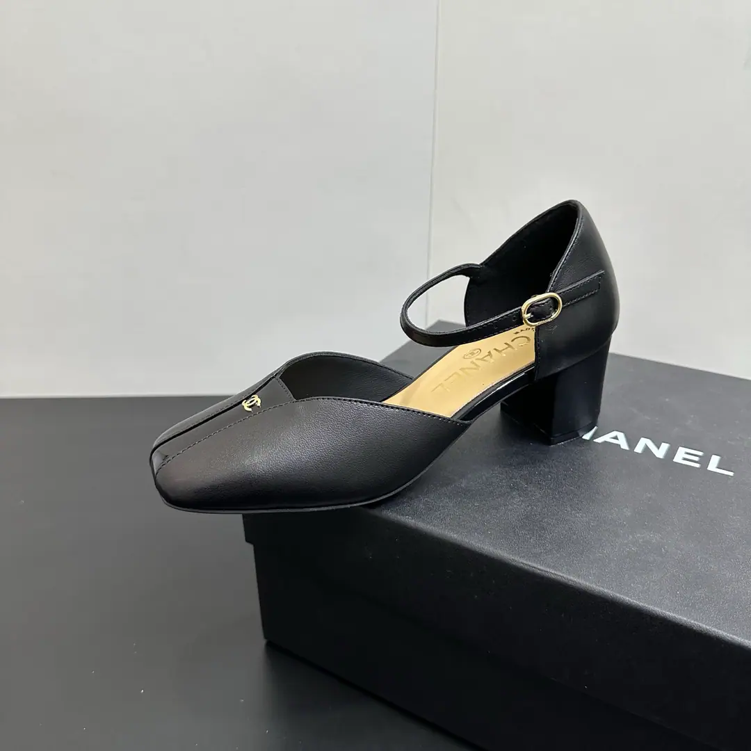 🍌🍌 CHANELChanel's little sauna-smug Mary Jane, with his rough heels and his high heels., Classic doubles.CSign the shoe head., Excellent and delicate.. The squares are thick and designed., You can still pull up if you're strong., Makes a better proportion easily., It's a day-to-day commuting or dating thing.. The slamming of color adds a layer to the shoe money., I'm just gonna get some air inside the sheep's skin., The original model is more comfortable walking on the bottom.. Fabulous.: Lamb skin. Uchi.: Lamb skin. Codes: 35……39（40.41It's a deal.）