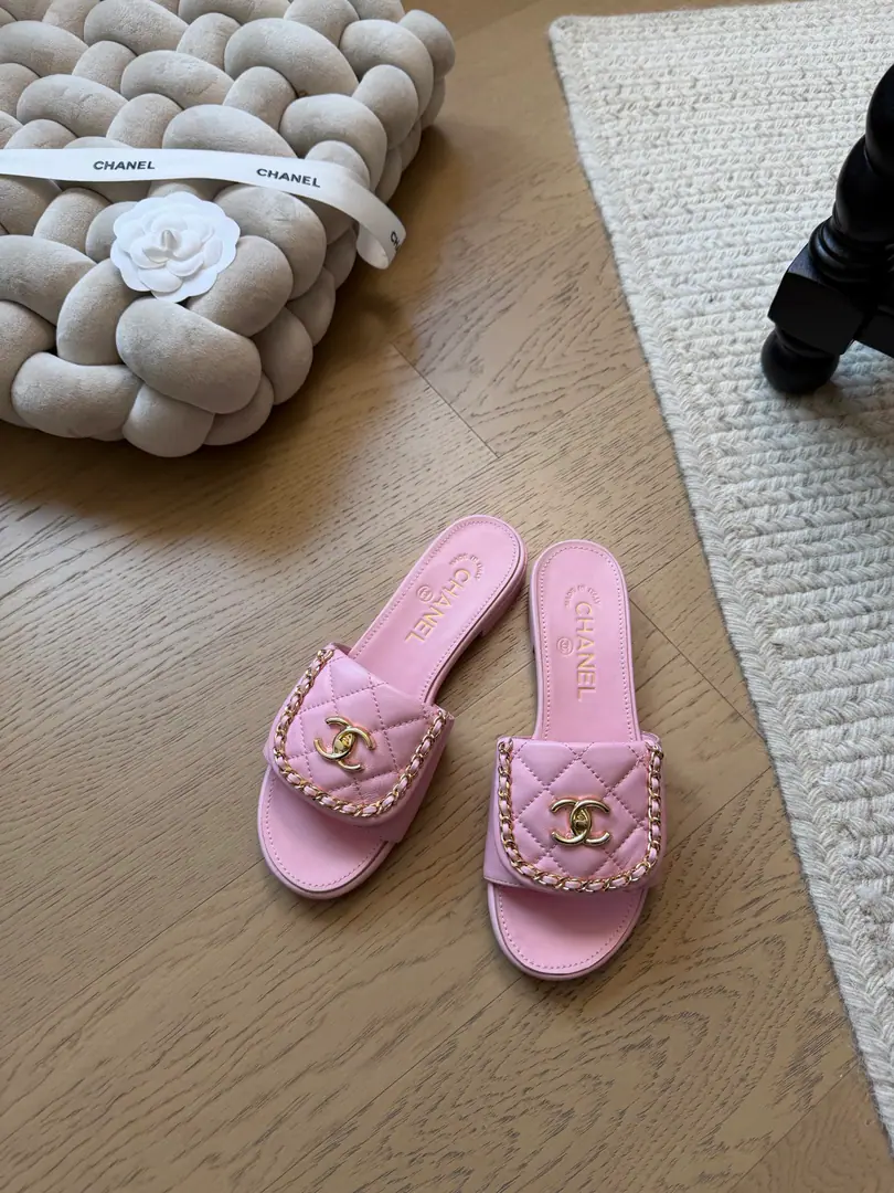 Chanel Classic book bag slippers. Top Version！We'll have to sell it first. The wool in the inside. Shoe-faced sheep's skin. Italy is a big-ass country. Size: 35-39 （The rest of the code is definitely not going to be changed.）