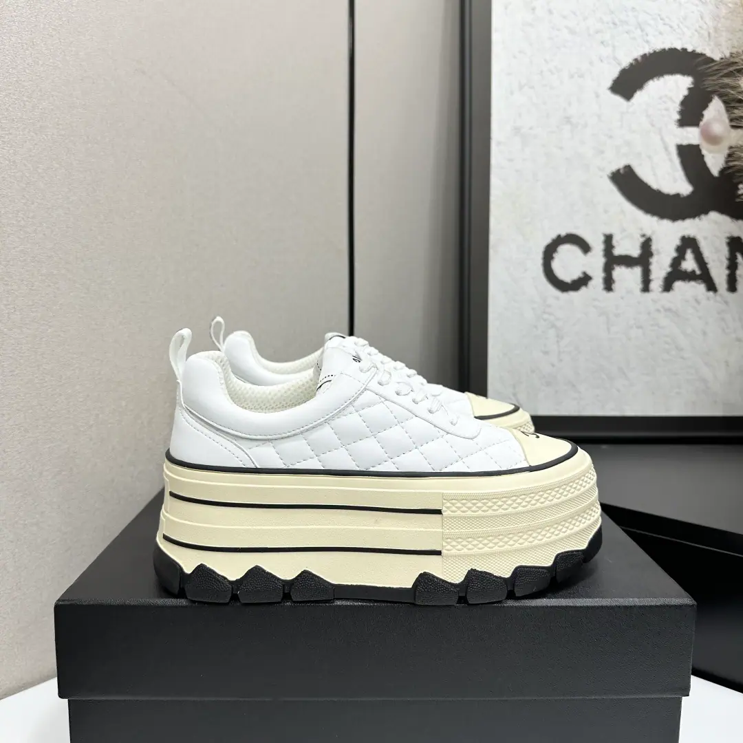 ChanelChanel.2026ssThe new Drinkles are too much of a pancake.！Now, the hot, low-end, pancake shoes., The red stars are wearing them., The diamond-gring design has its own resonance., Black and white, classic and a hundred times.. The thick-deep muffins are slender and thin., I can't see my legs., The upper foot is so soft., There's no pressure to break out.. It's a very simple style that fits all the suit., It's not like they're jeans or skirts., You can use the stylish sense of the moment., The main money this year must be made.！ ✔Fabulous.: The diamond sheep. ✔Foot.: Lamb skin. ✔Otsumi!: The rubber floor. ✔Codes: 35-39（40.41Make a no-refund order.）