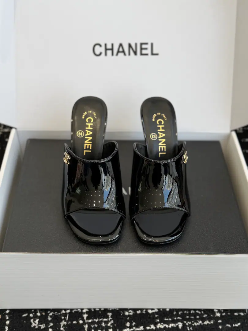 Requisition level Drilling.（⚠️Synchronise Action✈️Box） Chane*26ssSpring and summer, with moller slippers. They're all high-knit and Muller's tails., You're gonna be fine.. Heel for the sturdy heel., The leg line is raised while keeping Muller's sense of leisure., Fits with everyday and light social scenes. The insides are gold.“CHANEL”Branding, The shoes are classic.CMetal button, Enhanced brand recognition. The details of the different materials are focused on each other., The drill is so bright., The nettle is a soft touch.. Shoe.: Climey./Diamonds Uchi.: Lamb skin. Otsumi!: That's a big one. size: 35-41Code（40, 41Code custom is not to be changed）