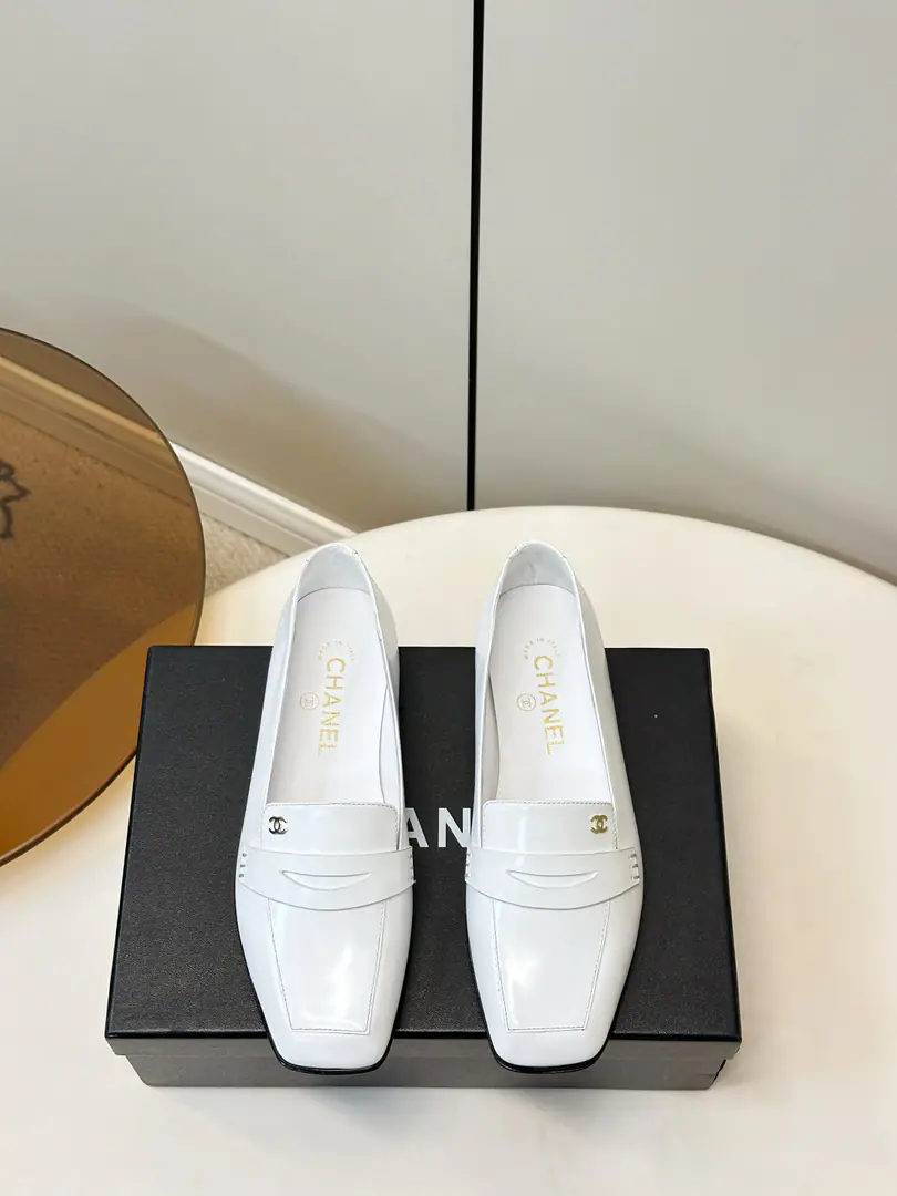 Top Quality Chanel｜Kaori!26ssNew flat-head soles. LeFlell Shoes. ♪ Bringing back the ancient Qing-Chai-Change ♪, The sharp side is matched by the classic Pinshoes., A little metal logo., Low profile implicit., The French light luxury is perfect.. The whole thing is a classic ancient past that never goes back to life., Multi-Currently Optional, A simple and elegant city name.. Shoe.: Bullskins./Open the oxen. Uchi.: Lamb skin. Otsumi!: That's a big one. size: 35-41Code（40, 41Code custom is not to be changed）