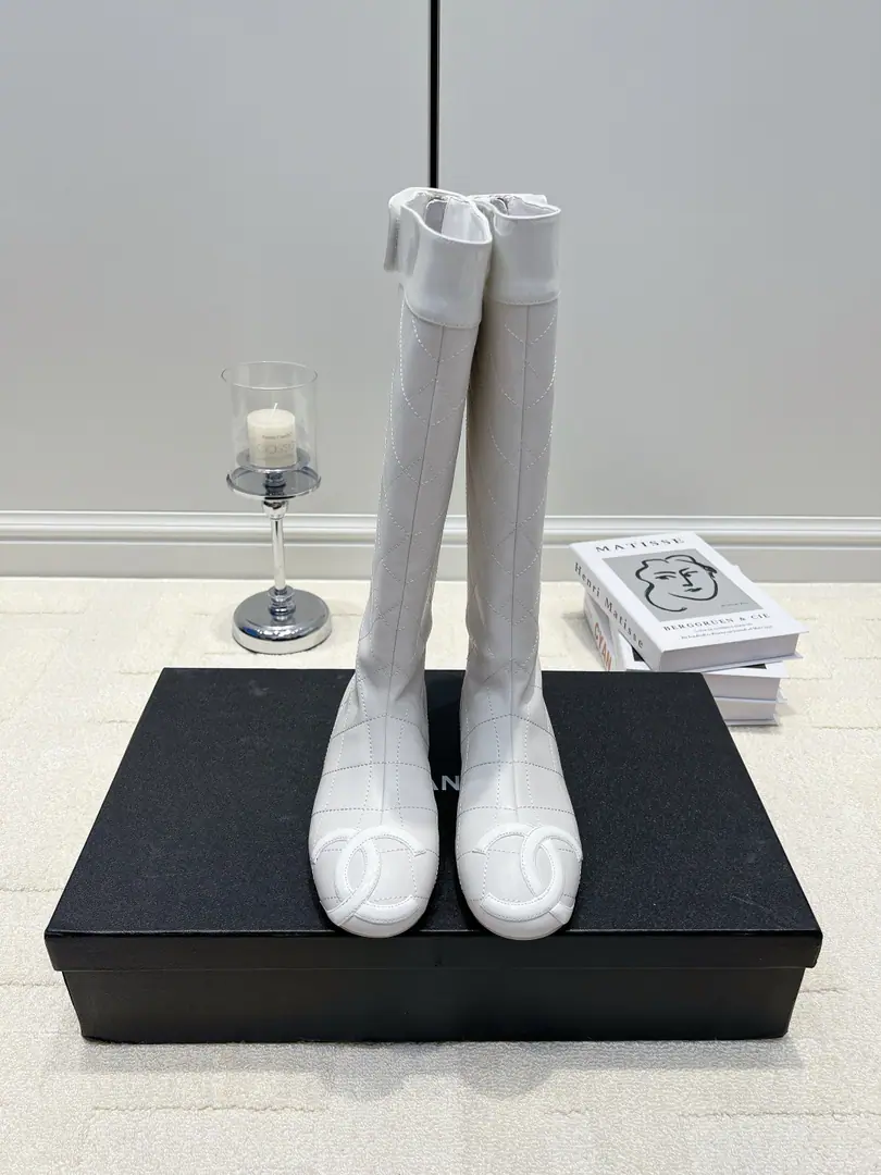 G CHANEL Chanel's a white diamond-lined high-light knight's boots.26ss ♪ The white moon and the boots ♪ Chanel's white and white. Clean white, gentle and advanced., You can wear them in spring and summer and early autumn., The mood is full. The Transmigrin is a classic line of eye-sight., The Xiang family has a full recognition. Straight boots are not tight., - The calf's not strung., Easy-mixing legs., Weak muscle legs. Zero and Design., I've been out all day, without any burden on my feet. Rear zipper., It's easy to wear., The boot's flipped through the details. With a windcoat., White dress., Cowete suit, I'm a big fan of long pants. French gentle wind, Jane is called the Fry., The Han Department is holding on to the commuting wind. ▪Shoe.: Episode of cattle ▪Foot.: In the sheep's skin. ▪Otsumi!: Rubber Bottom ▪Codes: 35-40（40I'll make sure I don't change it.）