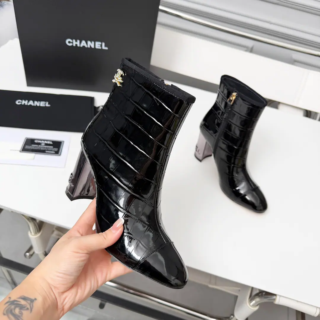 High-level ChanelCHANEL, 🌞🌞🌞Kaori!2025Autumn cabinet with the latest boots.lBoots., I'll be ready for the winter season of the season.！！Ms. Chanel loves Jane and can't resist it. The combinations show a different style of dress., Free to shine.⚡Stay close to Grandma's fashion steps.！！！The top-level processors are perfect., You can compare the cabinet with any details., Best-class top-class., You can come in and out of the counter.！！ ❶Fabulous.:Importing stone-striped cow skins ❷Uchi.:In the sheep's skin. ❸Foot.: In the sheep's skin. ❹Otsumi!:The original Italian is a big one. ❺He's tall.:8.5centimetres ❻Boots height:5Inches ❼Codes:34-41（34.40 41For custom and no change）