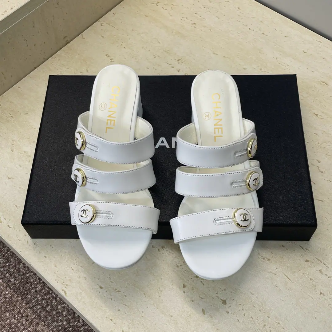 Plant prices CHANEL Chanel. 2026The new Roman-style girls' shoes are on the show in the morning. It's a little letter.logoThe gold belts are in the mouth of the fish with the colored sandals. Material: I'm a mixed-skinned goat.+In the skin of the sheep.+Original Open-Fixed Metal Bumper+Italy is a big-ass country. He's tall.:4.5CM Size: 35-41(40.41Custom without re-offer）