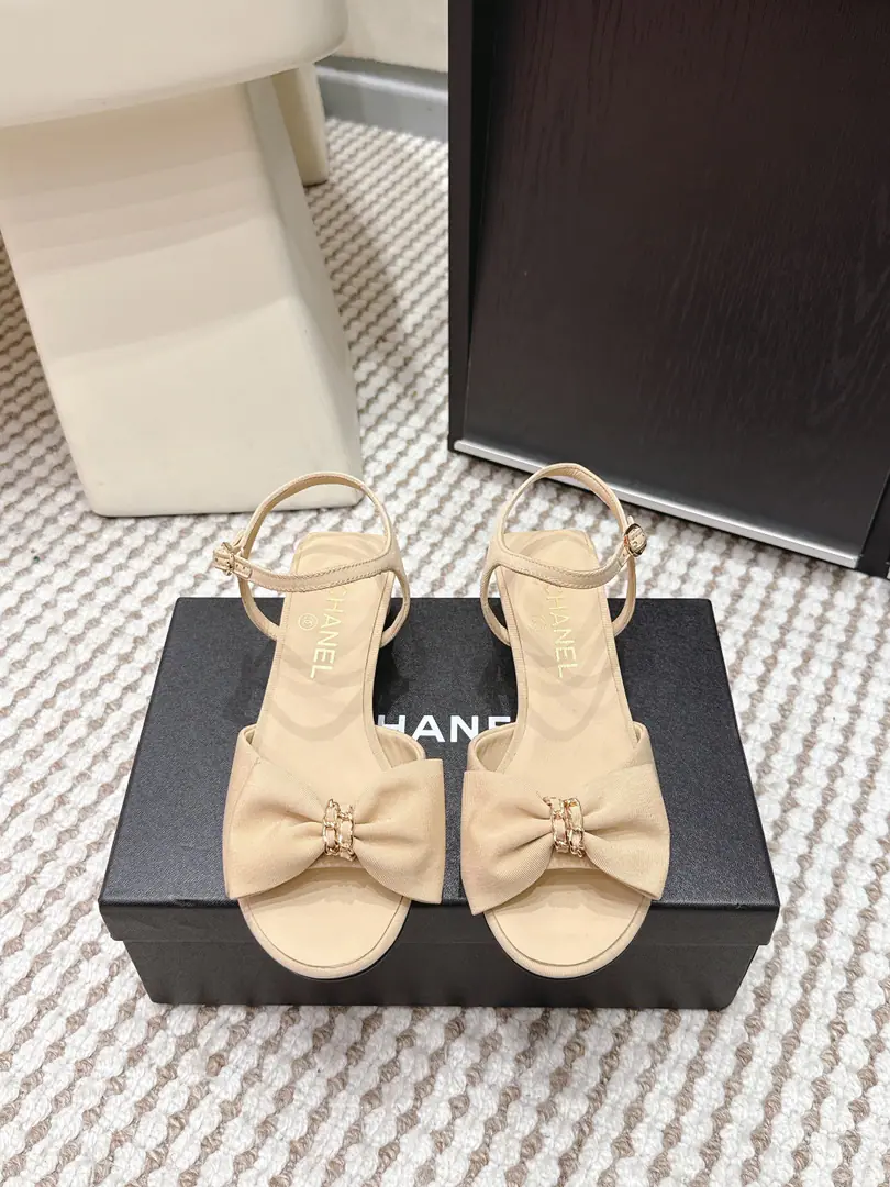 Requisition level CHANELChanel. 2026New paragraph 25KButterfly knots. Side buttons Shoes.​​ ✨Chanel.25KThe series of butterflies with sandals., Black roach.+White bow., Elegance and romance.！Circle first band design, 3.5cmHe's tall., It's perfect for a day shift or a summer street.👠 Butterfly knots are so well-known., A dress or a casual pair of pants can easily boost the taste of the shape.～2026Spring and summer series, Comfortable and fashionable., It's a hot summer feature.！ Size: 35-39（40.41.42Make a no-refund order.）