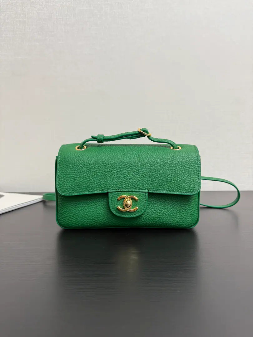 Current26BNew paragraphcf Maxi mini- The mouth cap. The first few seasons.𝐦𝐚𝐱𝐢And the sizes.！The season's small size is more sophisticated.！A little one is so cute.😍 Still is.𝐦𝐚𝐱𝐢 𝐅𝐥𝐚𝐩A simple design and cortex, The soft hand is so relaxed.. Put your pockets on the back.. Gold hardware is low-profile luxury.～20cmThe size of the day is practical., The little man is easy to ride., The length of the shoulder belt is regulated., You can slant it on your shoulder.！It's perfect for your daily back.！size: 13*20*6cm 99613