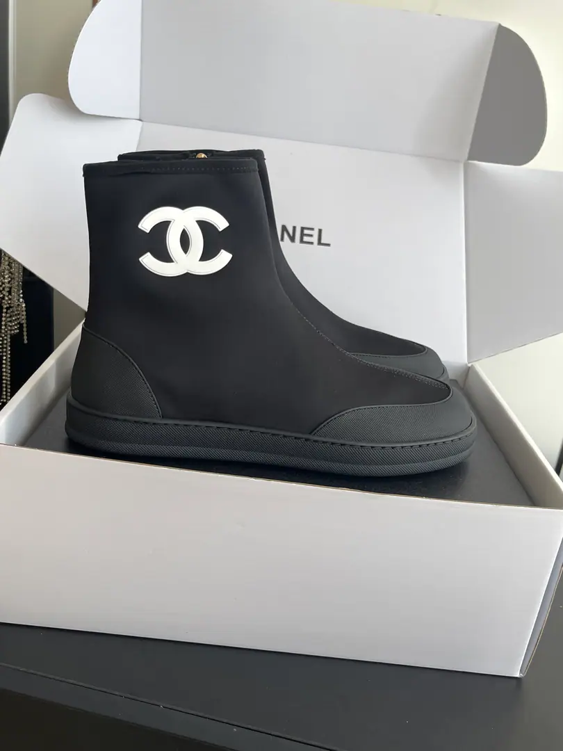 🏧𝗖𝗛𝗔𝗡𝗘𝗟 Little Fumi-kun's new stuff. Original DoubleCHigh-string zippers, short-string boots. I'm a little more than a little bit of a relief. Remodel the high-end boots.. Select air-drying fabrics. Clip the ankle line. Comfort versus profit.. Side zipping design It's easy to wear. It's a daily fast-paced life.. Marked DoubleCMetal logo dotted boots. Low profile release brand recognition. The fabric is customized in the original version The insides are all sheep's skin. Original modeling, slide-proof floor size: 35-41（40/41Custom）