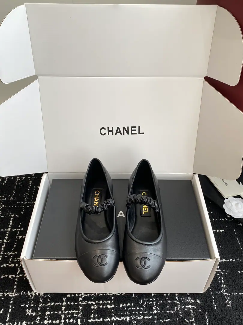 Requisition level（Synchronise Action✈️Box） CHANELKaori! 25ss Spring and summer shoes are electric.C logoDot, Mary Jane. - The rough heels. Like a necklace on the neck of a goddess., The upper foot is very wrapped., Heel thinner., It's really superb.！ The ancient Mary Jane is so right., A man likes a classic match., - Yeah, I'm pretty good.80The feeling of a little fragrance from the time of the past., New Fashion, The process is perfect., Mixed sheep skin design, She's so beautiful., Very thin and white., I think... Girls have to have one pair., The most important thing is that the color is bright enough., The flying of her feet is no longer enough to describe her as a flat-footed woman., Let's get the shoe money out of my hand.！ Nice little Mary Jane. - The rough heels., The stars and the reds are wearing them., I like this shoe girl more than I like it., It's just a gift., There's almost no white Mary Jane with all the styles., Only in her place can she be so high profile., Brief The color of pure color is not complicated., Spring with little pairs of pants., The dress can be of any quality.！ Fashion imports of wool/Import of sheep skin The skin is clear and soft., Very advanced./Import paints I'll put my foot on the skin inside., Soft and delicate., Super comfortable with your husband., High-end luxury！ Size: #35-41（40 41I'll make sure I don't change it.）