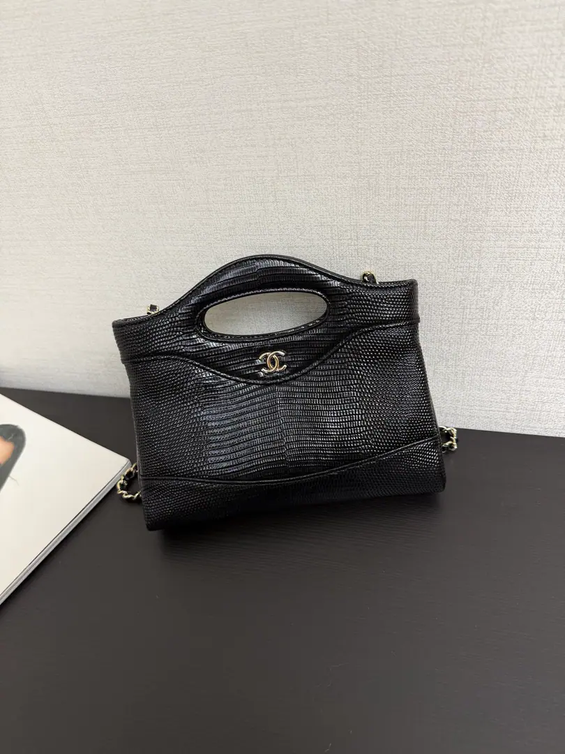 Current 26A 31bag nanoLizard tattoo black. Grandma is a fan of powder., In many packagesTOPQualified, LittleQQHe's so sweet and charming., The softness of fashion hit me.☺️It's a little bit of a ego., It's touching to be a little calf-skin lizard., The combination of the skin-coloured chain and the leather strap., It's so nice.（20.5×17.5）99339