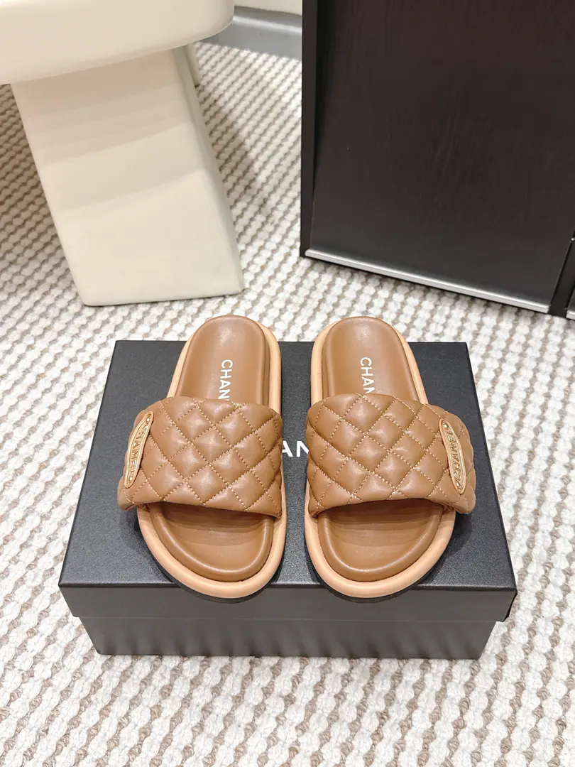 Requisition level ChanelChanel. 2026Spring and summer. Luigi! Thick Shoes.​​ ChanelThis is a diamond-hungled slipper., Black leather.+Classic diamond-gring., It's full of brands.！The dark design is increasing quietly., It's so cozy., I'm out of town everyday., The resort.OK✨ There's metal on the shoe.Logo, Details are fine., It's a bunch of stylish., You can fly with your jeans in your skirt., It's a fashion one-time fashion.！ Size: 35-39（40.41Make a no-refund order.）