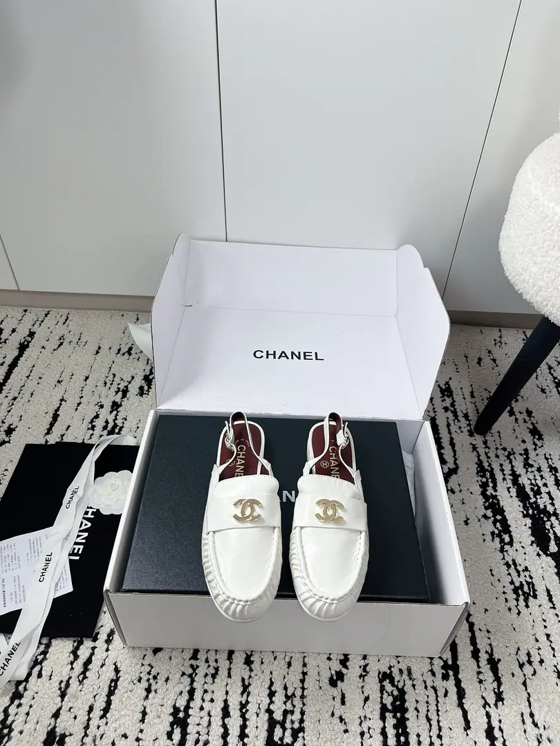 🏧𝗖𝗛𝗔𝗡𝗘𝗟Top Quality The old man is wrinkled and has slippers after leisure. DoubleCMetal buttons low-key light. The little sheep's skin is soft as a cloud. Facework customized leather with original The inside feet are all sheep's skin. Italian imports are so thick. Top35-41 [40.41Do it.] [⚠️Need a plane box.+]