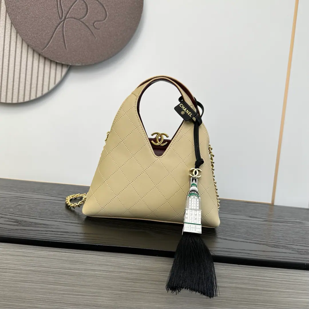 《Mini 》- It's a migraine.OHANEL🚩🚩🚩26AWho's carrying the Black Golden Triangle bag of the Advanced Handicrafts?🌟Who's the senior?！It's a real second of falling., You have that kind of lazy and casual stuff.🤩🤩🤩The old French money., It's perfect.！This bag is the tip of my ass.HoboPackage, Super-unique., Walking on the street is not worried about the bag.！The diamond-strip black skin wears a high-glossy sense of light., The point is, it's got a red line., Just a little bit., The golden double.C Logo, The little sexy thing with the puncture is really good at women.！Don't look at it as a little bit of a prism., ⛓️⛓️It's really a really good capacity.！Daily air cushions, Lipstick, Cell phones, The keys are all in the car, and there's no pressure.. And it's a handheld design., And the classic skin-laden chain next to it., Both🉑️Single shoulder., And it can be straight.🉑️Hands., Styles to switch at random！！Dimensions: 23-23-7cm