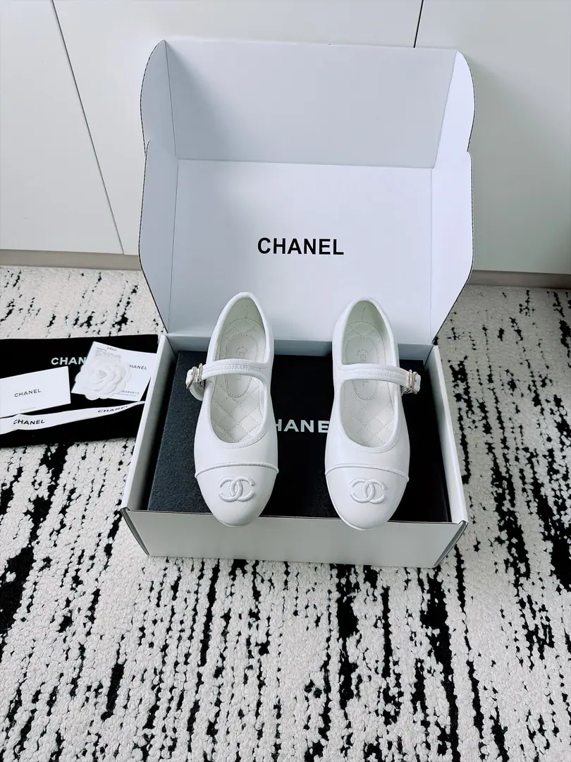 🏧𝗖𝗛𝗔𝗡𝗘𝗟I'll buy the first pair of shoes from Mary Jane. Original Recym The cabinet show is absolutely awesome.✨ The hottest style of the season., It's very soft and comfortable and uncool.. A classic double.CElement tape match, Superfashion Original import of original sheep skin materials The original membrane is so thick. Size35-41 [40.41Do it.] [⚠️Need a plane box.+]