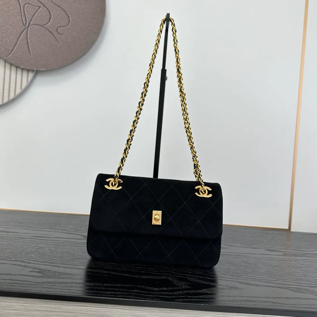 《Black》OHANEL🚩🚩🚩26A, CF- Skin chain bag., 🌟Soft, skin., 🤩♪ Touchy ♪, Low quality, advanced.. Metal chain shoulder belt+DoubleCMark, Brand recognition.!Retune design with metal buttons, It's safe and convenient., Medium Size, It's a lot of time to travel or to the streets.. With all kinds of clothes., The knitting is so emotional., Old and fashionable., Easy to lift the compost design.！Dimensions: 22cm