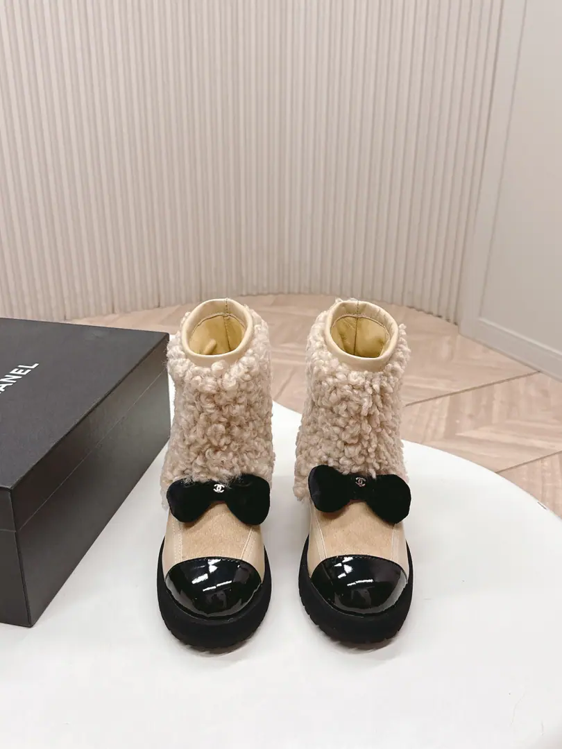 Out - Hot money. Chanel. Chanel 25N Coco NeigeDoubleCButterfly with thick, snowy boots. When St. Moritz's first snow meets the Parisian style, And this snow boots are the winter fashion foot. Brand branding dualityCWeave with the magic butterfly. Hide the classic genes into every detail., The collage of design collides into a visual conversation with the city. Rectal Cal·Lagfield's sports and luxuries of blending beauty.. A thick-down design hidden machines. ♪ And the tide of the past ♪ And then you pulled the legs. I'll give you a big leg in a minute. From the ski park to the end of the street. It's a match for the easel. And the grace of the dress we knitting the echo needle.. This snow boots are not just a cold-skinned single. And the bold and elegant expression of the woman. Let winter light every ice scene with a sign of beauty.. The fabric is customised to fit wool. The inside feet are all sheep's skin. Original modeling, slide-proof floor size: 35-39（40/41Custom）