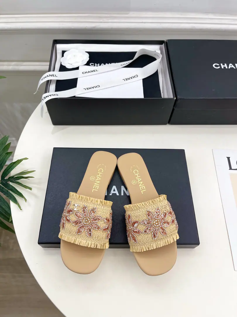 𝐂𝐇𝐀𝐍𝐄𝐋 | Kaori! 26𝐬𝐬 🦋2026 Spring and summer brand new. The cabinet is a classic show. Xiang-tzu.CWeavers, slippers. New series〰 🍬 BSThe best in the fashion world. The pairs are carefully designed. Extremely simple The classic elements that never faded. 💋It's a beautiful dress. Summer's mandatory.…… ━━━━━ ЅᏇєєt ━━━━━ ▪️Shoe.: Original high-custody material ▪️Uchi.: Import silk sheep. ▪️Otsumi!: The original Italian is a big one. ▪️He's tall.: Floor ▪️Shoes.: 35-39（40.41Custom without re-offer） ▪Plant price