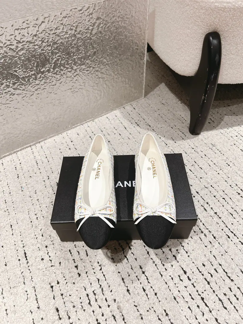 🏧𝗖𝗛𝗔𝗡𝗘𝗟Newest DoublecButterfly knots. Ballet shoes. Top Quality Original1:1Repeat Imported raw custom materials on footwear I'm putting my feet on the inside and growing a sheep's skin. The original open-up is really a big-ass custom. Size:35-41 [40/41Custom]