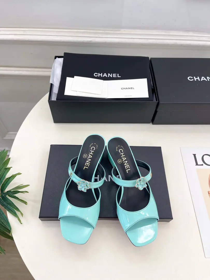𝐂𝐇𝐀𝐍𝐄𝐋 | Kaori! 26𝐬𝐬 🦋2026Spring and summer brand new. The cabinet is a classic show. Xiang-tzu.CThe mountain roses and slippers. New series〰 🍬 BSThe best in the fashion world. The pairs are carefully designed. Extremely simple The classic elements that never faded. 💋It's a beautiful dress. Summer's mandatory.…… ━━━━━ ЅᏇєєt ━━━━━ ▪️Shoe.: The original is a custom-made cow. ▪️Uchi.: Import silk sheep. ▪️Otsumi!: The original Italian is a big one. ▪️He's tall.: 4cm ▪️Shoes.: 35-39（40.41Custom without re-offer） ▪Plant price