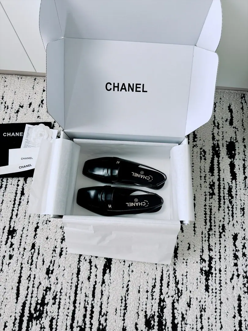 🏧𝗖𝗛𝗔𝗡𝗘𝗟New heel shoes. Top Version Exceeded design It's a perfect match for the day., No matter how high it is. It's not even a good quality.. Small-form design You're skinny and you don't pick your feet., It's a great foot., Nice and high-class.！It's worth the group.getSame paragraph！ Shoe.: Import of sheep skin/Painted skin. Uchi.: The sheep's skin is in the ground. Otsumi!: Italian imports are so thick. Codes: 35-41 [40.41Make a reservation.] 【⚠️Need a plane box.+】