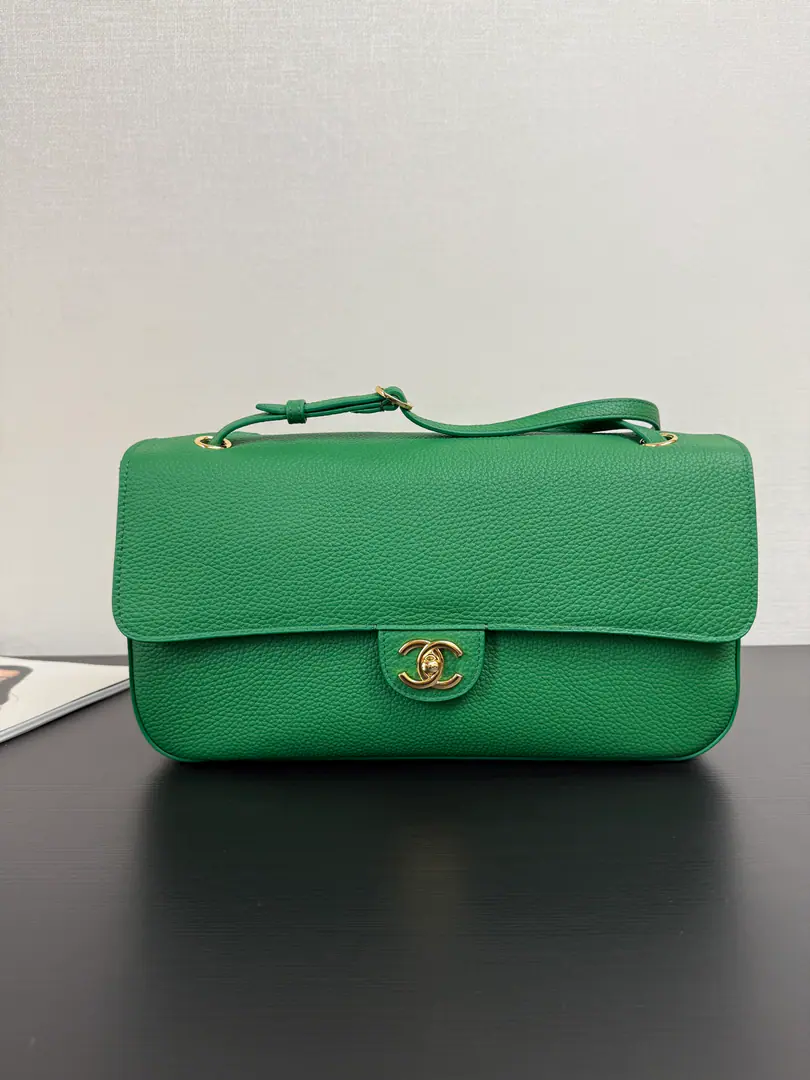 Current 26s GDSame little bag. Welding the high senses., Retro and atmospheric., The glossy glossy design puts the classic contours to the extreme., A proper shape of soul., A green look., ♪ The snobs are cold ♪, It's more story-telling taking pictures., maxi bagIt's really perfect for spring., It's a good time to be able to live with the formality., You can raise your profile when you're out of town., Fashion is so good.🥂 size: 18*34*9.5cm 99575