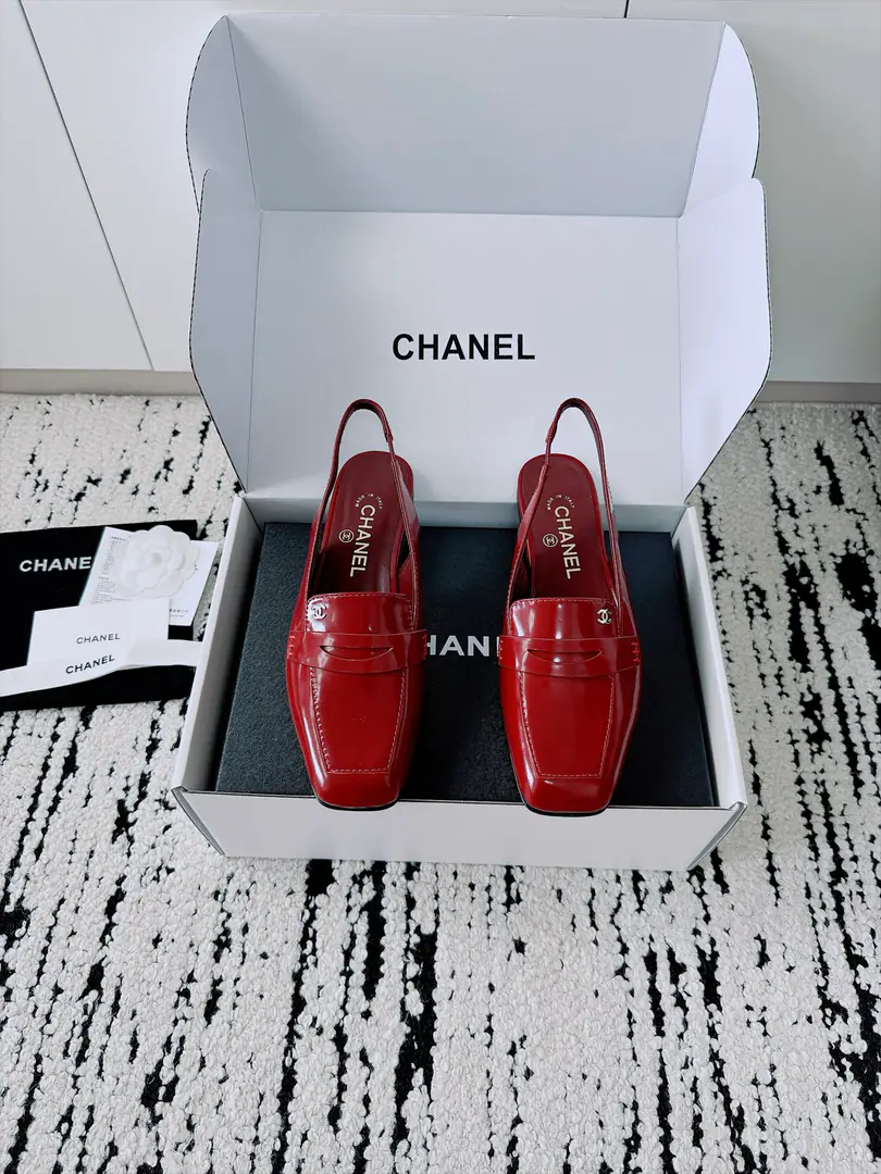 🏧𝗖𝗛𝗔𝗡𝗘𝗟New heel shoes. Top Version Exceeded design It's a perfect match for the day., No matter how high it is. It's not even a good quality.. Small-form design You're skinny and you don't pick your feet., It's a great foot., Nice and high-class.！It's worth the group.getSame paragraph！ Shoe.: Import of sheep skin/Painted skin. Uchi.: The sheep's skin is in the ground. Otsumi!: Italian imports are so thick. Codes: 35-41 [40.41Make a reservation.] 【⚠️Need a plane box.+】