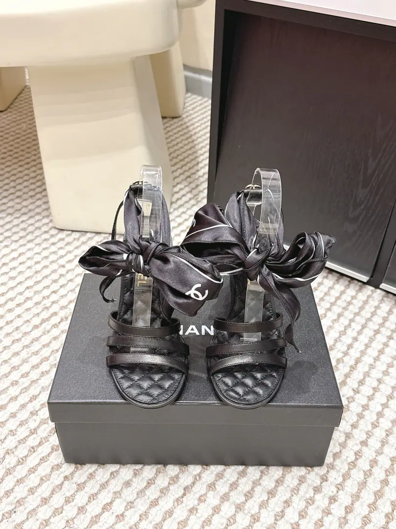 Requisition level CHANELChanel. 2026Spring and summer. New paragraph Butterfly knots.🎀 Shoes. This one.ChanelBlack and white sandals., Introduction of quality leather, Black butterfly node, Nice and recognizable.✨ Dark design, You can still increase up in comfort., Fits for all kinds of feet. I'm out of town everyday., You can easily ride on a date., You're a great pair of skirts and casual pants., French grace and modernity., You're a fashionable man.！👡 Size: 35-39（40.41Make a no-refund order.）