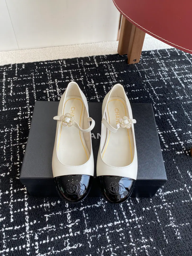 Requisition level CHANELKaori! 25ss Spring and summer shoes are electric.C logoDot, Mary Jane. - The rough heels. Like a necklace on the neck of a goddess., The upper foot is very wrapped., Heel thinner., It's really superb.！ The ancient Mary Jane is so right., A man likes a classic match., - Yeah, I'm pretty good.80The feeling of a little fragrance from the time of the past., New Fashion, The process is perfect., Mixed sheep skin design, She's so beautiful., Very thin and white., I think... Girls have to have one pair., The most important thing is that the color is bright enough., The flying of her feet is no longer enough to describe her as a flat-footed woman., Let's get the shoe money out of my hand.！ Nice little Mary Jane. - The rough heels., The stars and the reds are wearing them., I like this shoe girl more than I like it., It's just a gift., There's almost no white Mary Jane with all the styles., Only in her place can she be so high profile., Brief The color of pure color is not complicated., Spring with little pairs of pants., The dress can be of any quality.！ The paint skin is imported./Lamb skin. The skin is clear and soft., Very advanced./Import paints I'll put my foot on the skin inside., Soft and delicate., Super comfortable with your husband., High-end luxury！ Size: #35-41（40 41I'll make sure I don't change it.）