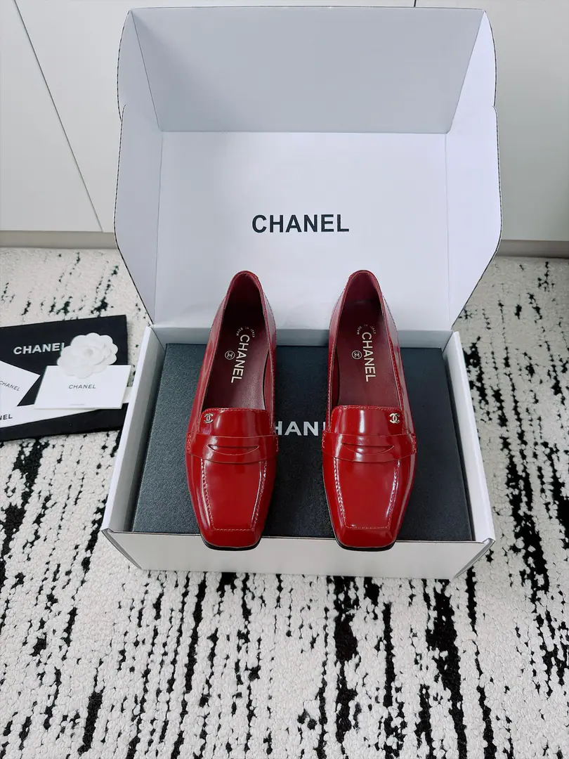 🏧𝗖𝗛𝗔𝗡𝗘𝗟New heel shoes. Top Version Exceeded design It's a perfect match for the day., No matter how high it is. It's not even a good quality.. Small-form design You're skinny and you don't pick your feet., It's a great foot., Nice and high-class.！It's worth the group.getSame paragraph！ Shoe.: Import of sheep skin/Painted skin. Uchi.: The sheep's skin is in the ground. Otsumi!: Italian imports are so thick. Codes: 35-41 [40.41Make a reservation.] 【⚠️Need a plane box.+】
