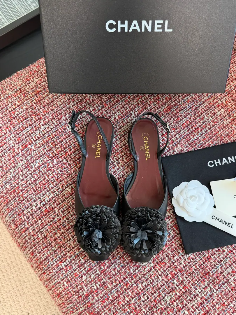 Top Version:（Aircraft box➕10） CHANEL Chanel. 2026 Spring and summer. The classic mountain tea flower. Little square. Back empty Floor Cool. ChanelChanel Mountain Tea Pair Shoes, The shoes.+Tachibana., Exquisite.. Design, Lines are sharp., Back trip tape elasticity., It's easy to wear.. That's a big one., There's gold on the inside.“CHANEL”Marking, Full Details. Heel date.1.5cm, I can handle it easily, in the ordinary hours or in the official space., Comfortable and fashionable., It's a classic one-size-fits-all design.. Fabulous.: Import of sheep skin Uchi.: Lamb skin. Otsumi!: Italian imports are so thick. Size: 35-41（40 41I'll make sure I don't change it.）