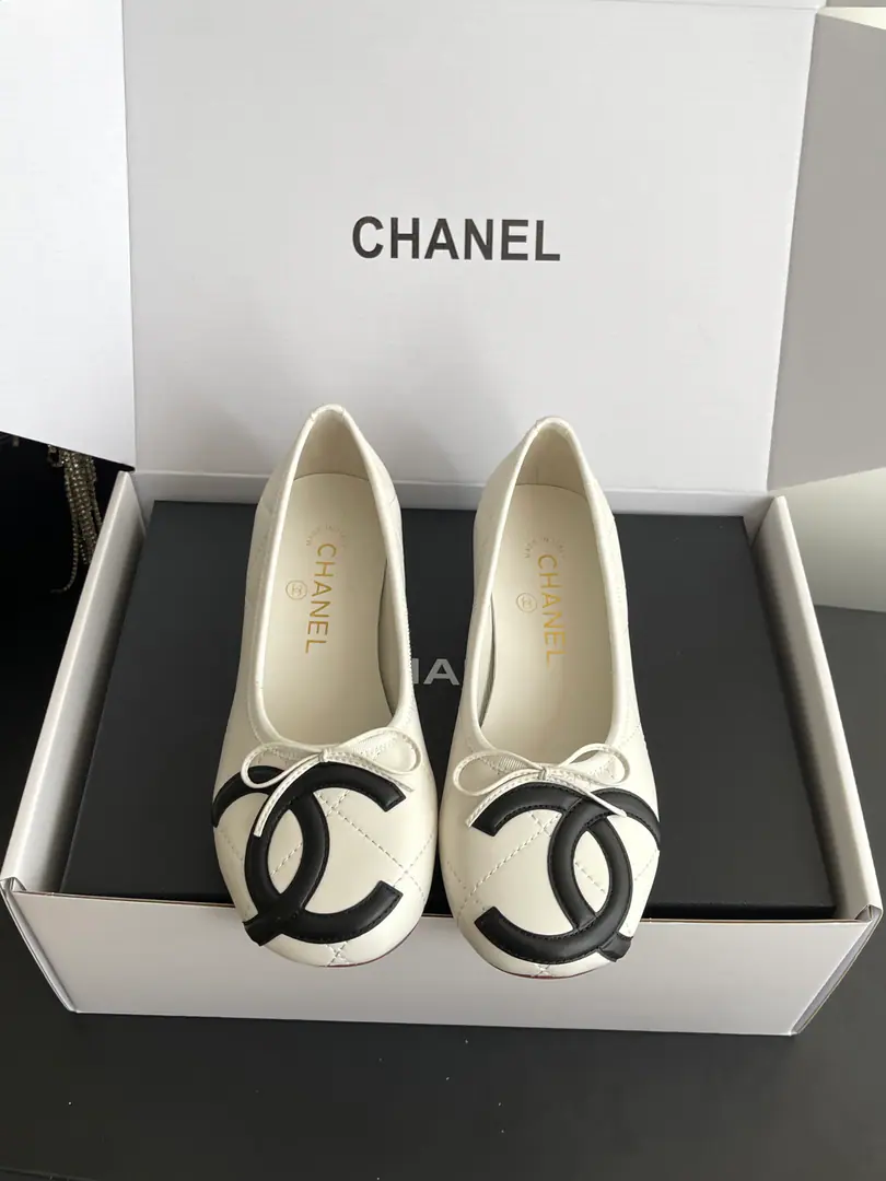 🏧𝗖𝗛𝗔𝗡𝗘𝗟Newest DoubleCThe Great Lugge Butterfly. Ballet shoes. Top Quality Original1:1Repeat The shoe face is imported with a little sheep's skin. The insides are all sheep's skin. Original Open-Mode Customized Size:35-41 [40/41Custom]