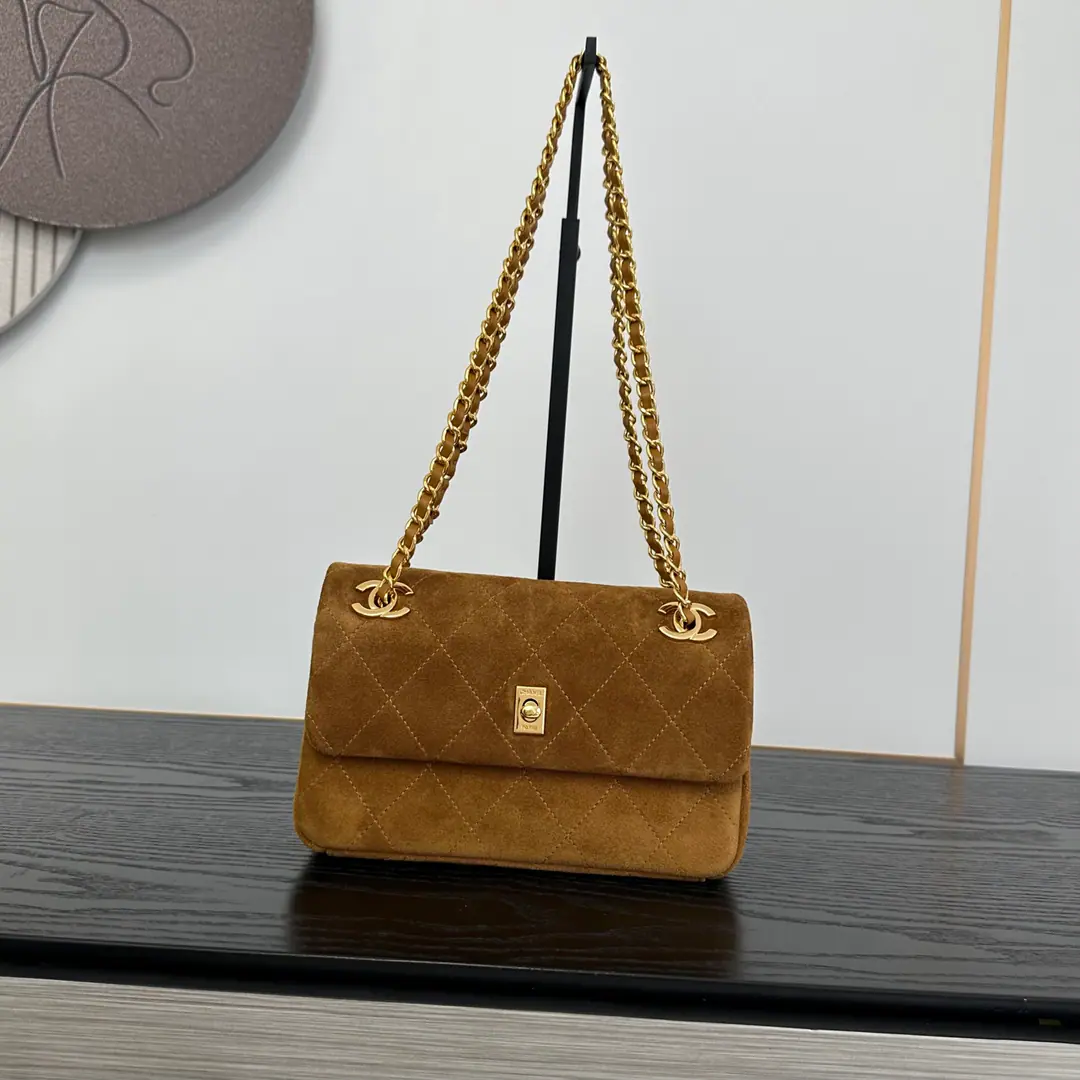 OHANEL🚩🚩🚩26A, CF- Skin chain bag., 🌟Soft, skin., 🤩♪ Touchy ♪, Low quality, advanced.. Metal chain shoulder belt+DoubleCMark, Brand recognition.!Retune design with metal buttons, It's safe and convenient., Medium Size, It's a lot of time to travel or to the streets.. With all kinds of clothes., The knitting is so emotional., Old and fashionable., Easy to lift the compost design.！Dimensions: 22 cm