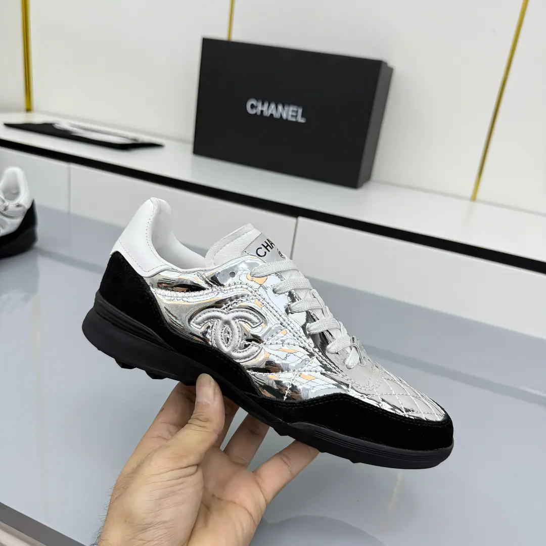 Top Version ChanelChanel.——2025Top-of-the-art recreational shoes. This is a classic design.. There are many different kinds of electrocution on the shoe.. The Fashion Movement at the Bottom. Unusually, many colored elements were contained.…… It's a great mix., Leisure, Fashion, Sports, You can take care of it outside.…… ꫛꫀꪝ Go➫ Materials ❶Shoes face use: Original import of silk velvet+Double-layer air network ❷Use it inside.: Original import gas network ❸Base: OriginalTPUGroup Bottom The whole set of fine packagings.35–41 Get it now.👉