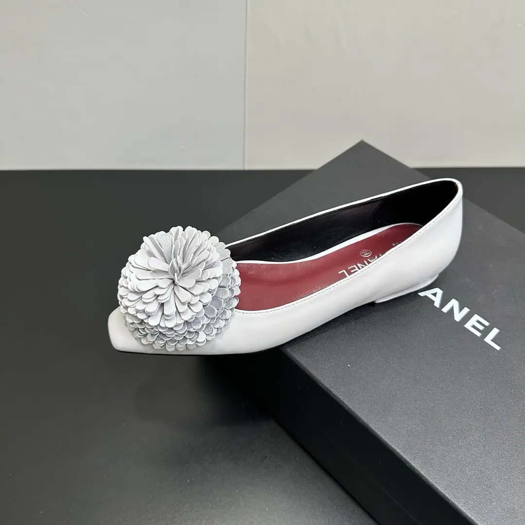 🍌🍌 CHANELChanel's little fragrance is a bit of a pesky.！The metal is so beautiful and rich., Black and White base is simple and advanced., The stubble flower of shoes flashes at once., ♪ I'm so impressed ♪. The pointy design quietly stretches its feet., The soft shoes are not tired of running around., The red line added a resonance.. The little dress is the focus of the dinner., With jeans and sweet and cool., A French graceful and casual fashion key switch, These beautiful, cozy, beautiful shoes., Who can't love?！ Shoe.: Lamb skin. Uchi./Shoe pads.: Lamb skin. Shoes under the sole.: That's a little skin. Codes: 35-39（40.41Freeze!）